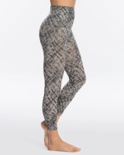Spanx Look At Me Now Seamless Cropped Leggings