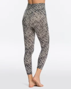 Spanx Look At Me Now Seamless Cropped Leggings