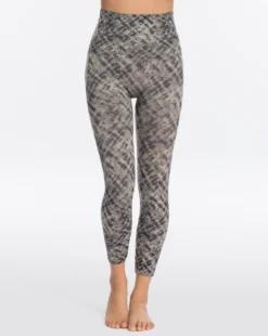 Spanx Look At Me Now Seamless Cropped Leggings